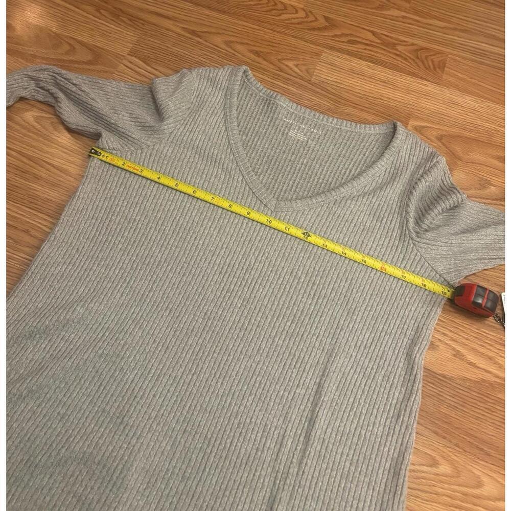 American Eagle Ribbed Soft V-Neck Long Sleeve Top Size Medium - Picture 4 of 7